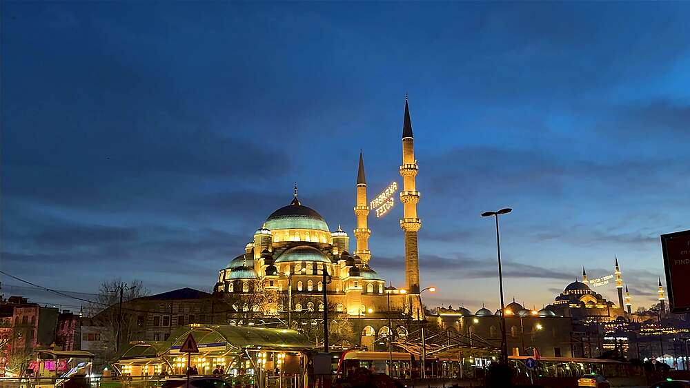 A night view of The Yeni Camii Mosque (New Mosque) in Istanbul, Turkiye