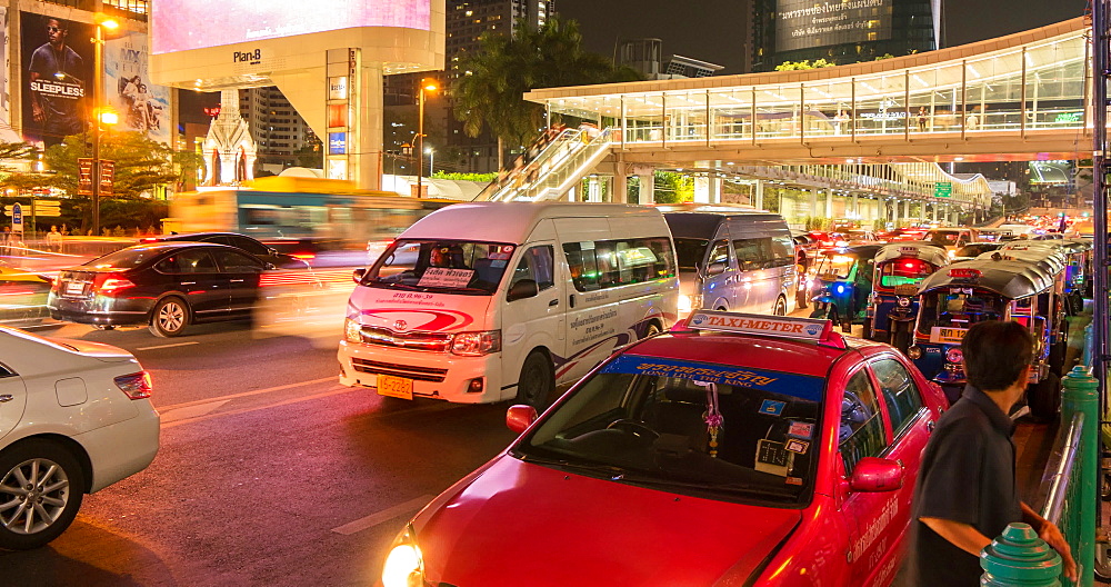 Traffic and tuk tuks on Ratchadamri Road at night, Bangkok, Thailand, South East Asia, Asia