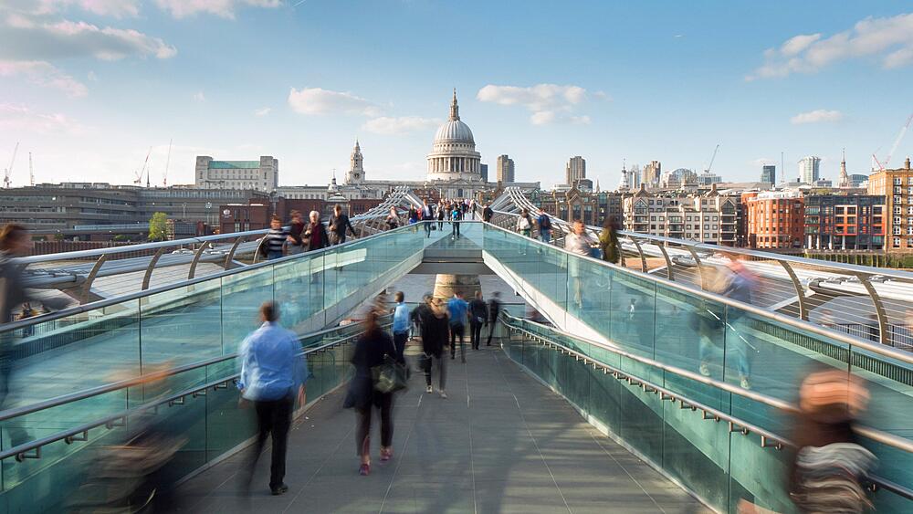 St PaulĂ&cent;&acirc;&sbquo;&not;&acirc;&bdquo;&cent;s Cathedral & Millennium Bridge Time Lapse, London, England, UK, Europe