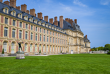 Palace of Fontainebleau showcases historic architecture and beautiful gardens in France