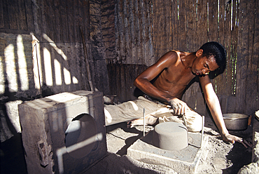 Cooking-pot traditional production, Republic of Madagascar, Indian Ocean